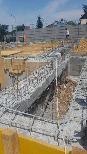 Couler, décoffrer et imperméabiliser les poutres de fondation pour un projet de halle de 240 mètres carrés thumbnail