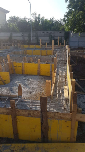 Couler, décoffrer et imperméabiliser les poutres de fondation pour un projet de halle de 240 mètres carrés thumbnail