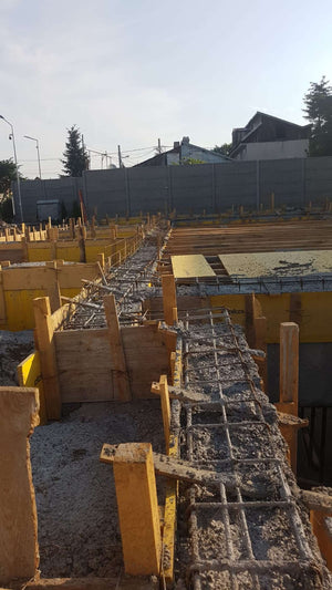 Couler, décoffrer et imperméabiliser les poutres de fondation pour un projet de halle de 240 mètres carrés thumbnail