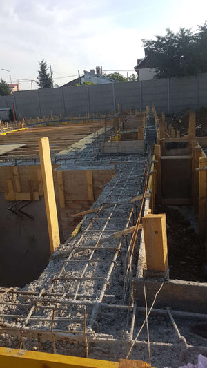Couler, décoffrer et imperméabiliser les poutres de fondation pour un projet de halle de 240 mètres carrés thumbnail