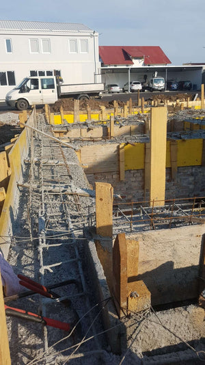 Couler, décoffrer et imperméabiliser les poutres de fondation pour un projet de halle de 240 mètres carrés thumbnail