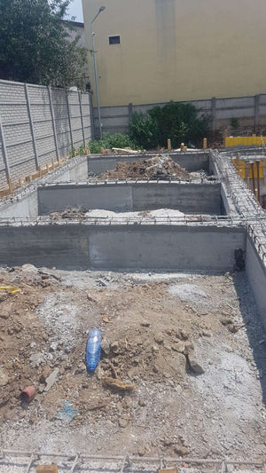 Couler, décoffrer et imperméabiliser les poutres de fondation pour un projet de halle de 240 mètres carrés thumbnail