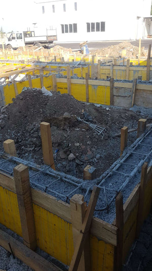 Couler, décoffrer et imperméabiliser les poutres de fondation pour un projet de halle de 240 mètres carrés thumbnail