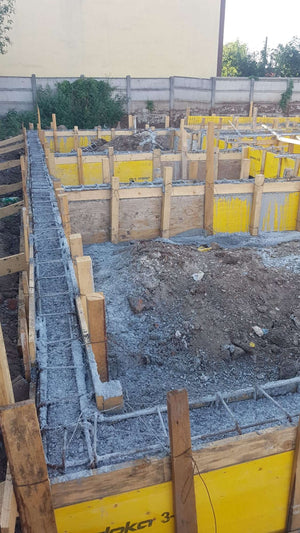 Couler, décoffrer et imperméabiliser les poutres de fondation pour un projet de halle de 240 mètres carrés thumbnail