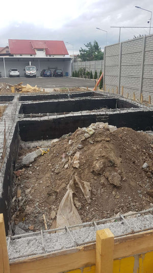 Couler, décoffrer et imperméabiliser les poutres de fondation pour un projet de halle de 240 mètres carrés thumbnail