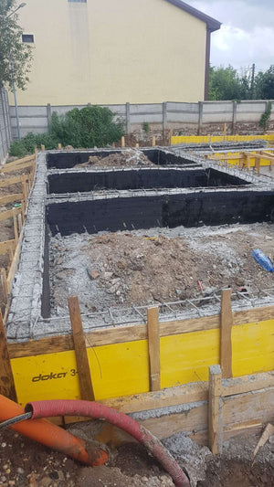 Couler, décoffrer et imperméabiliser les poutres de fondation pour un projet de halle de 240 mètres carrés thumbnail