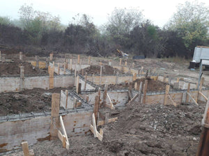 Couler des poutres de fondation pour une maison sur structure métallique de 155 mètres carrés thumbnail