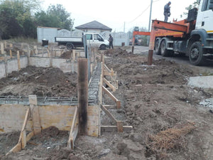 Couler des poutres de fondation pour une maison sur structure métallique de 155 mètres carrés thumbnail