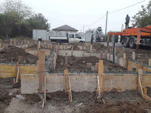 Couler des poutres de fondation pour une maison sur structure métallique de 155 mètres carrés thumbnail