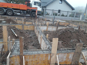 Couler des poutres de fondation pour une maison sur structure métallique de 155 mètres carrés thumbnail