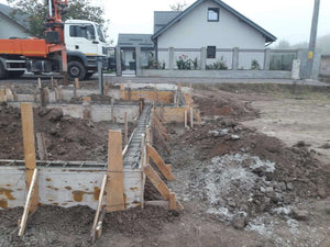 Couler des poutres de fondation pour une maison sur structure métallique de 155 mètres carrés thumbnail