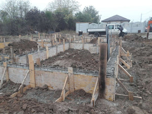 Couler des poutres de fondation pour une maison sur structure métallique de 155 mètres carrés thumbnail