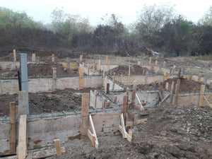 Couler des poutres de fondation pour une maison sur structure métallique de 155 mètres carrés thumbnail