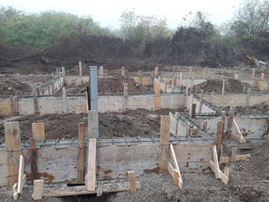 Couler des poutres de fondation pour une maison sur structure métallique de 155 mètres carrés thumbnail