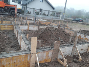 Couler des poutres de fondation pour une maison sur structure métallique de 155 mètres carrés thumbnail