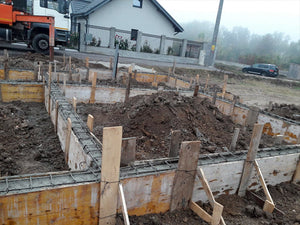 Couler des poutres de fondation pour une maison sur structure métallique de 155 mètres carrés thumbnail