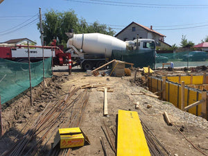 Coffrage et coulée des murs de sous-sol pour la construction de la maison sur sous-sol + rez-de-chaussée + 2 étages thumbnail