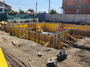 Coffrage et coulée des murs de sous-sol pour la construction de la maison sur sous-sol + rez-de-chaussée + 2 étages thumbnail