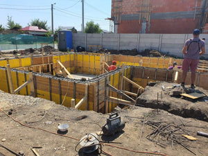 Coffrage et coulée des murs de sous-sol pour la construction de la maison sur sous-sol + rez-de-chaussée + 2 étages thumbnail