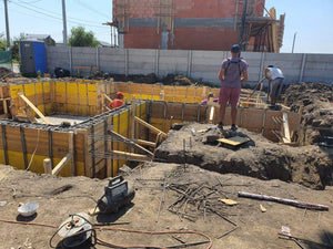 Coffrage et coulée des murs de sous-sol pour la construction de la maison sur sous-sol + rez-de-chaussée + 2 étages thumbnail