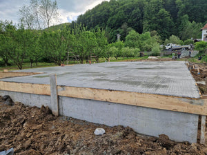 Coulée de la dalle de fondation pour une maison à étage dans le département d'Arges thumbnail