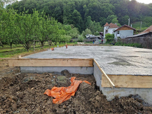 Coulée de la dalle de fondation pour une maison à étage dans le département d'Arges thumbnail
