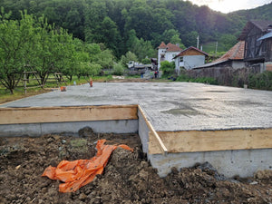 Coulée de la dalle de fondation pour une maison à étage dans le département d'Arges thumbnail