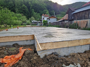 Coulée de la dalle de fondation pour une maison à étage dans le département d'Arges thumbnail