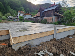 Coulée de la dalle de fondation pour une maison à étage dans le département d'Arges thumbnail
