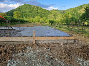 Coulée de la dalle de fondation pour une maison à étage dans le département d'Arges thumbnail