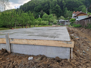 Coulée de la dalle de fondation pour une maison à étage dans le département d'Arges thumbnail