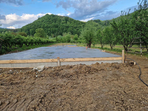 Coulée de la dalle de fondation pour une maison à étage dans le département d'Arges thumbnail