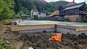 Coulée de la dalle de fondation pour une maison à étage dans le département d'Arges thumbnail