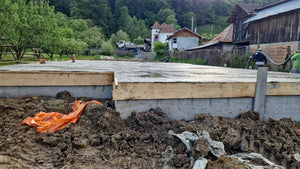 Coulée de la dalle de fondation pour une maison à étage dans le département d'Arges thumbnail