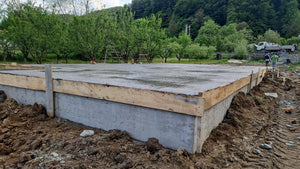 Coulée de la dalle de fondation pour une maison à étage dans le département d'Arges thumbnail