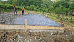 Coulée de la dalle de fondation pour une maison à étage dans le département d'Arges thumbnail