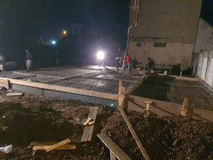 Couler une plaque de fondation pour une maison sur structure métallique à Bucarest thumbnail