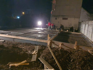 Couler une plaque de fondation pour une maison sur structure métallique à Bucarest thumbnail