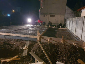 Couler une plaque de fondation pour une maison sur structure métallique à Bucarest thumbnail