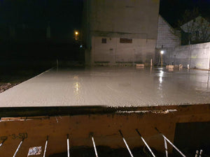 Couler une plaque de fondation pour une maison sur structure métallique à Bucarest thumbnail