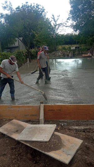 Couler une plaque de fondation pour une maison sur charpente métallique à Ialomița thumbnail