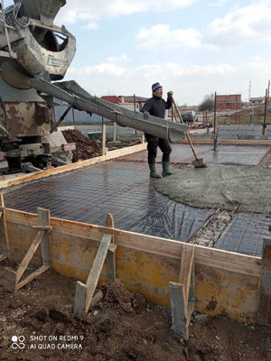 Couler une dalle de fondation hors sol pour une maison à structure métallique avec rez-de-chaussée et 1 étage thumbnail