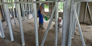 Couler une chape autonivelante pour une maison en métal de 320 mètres carrés à Snagov thumbnail