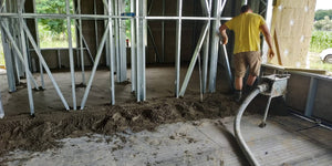 Couler une chape autonivelante pour une maison en métal de 320 mètres carrés à Snagov thumbnail
