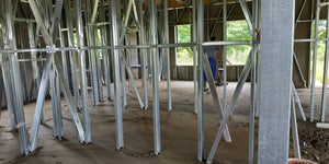 Couler une chape autonivelante pour une maison en métal de 320 mètres carrés à Snagov thumbnail