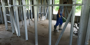 Couler une chape autonivelante pour une maison en métal de 320 mètres carrés à Snagov thumbnail