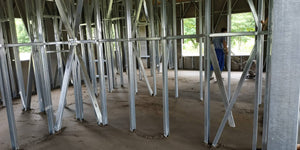 Couler une chape autonivelante pour une maison en métal de 320 mètres carrés à Snagov thumbnail