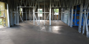 Couler une chape autonivelante pour une maison en métal de 320 mètres carrés à Snagov thumbnail