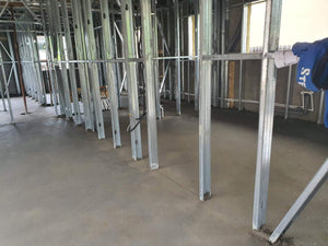 Couler une chape mécanisée pour une maison de plain-pied à structure métallique thumbnail