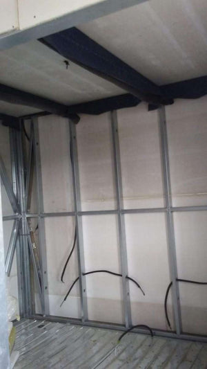 Couler une chape et installer un chauffage par le sol pour un projet de maison ignifuge à Saftica thumbnail